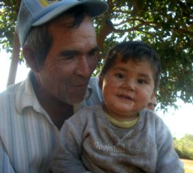 Een campesino met kleinkind